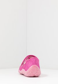 Różowe buty wsuwane z miękką, teksturowaną górą, z wyciętymi bokami i nakrapianą różową gumową podeszwą. Posiadają małą białą metkę z logo.
