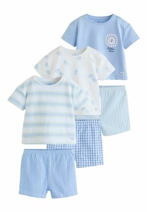 Drei Sets von Babybekleidung mit kurzärmeligen Oberteilen und Shorts in Blautönen, mit Streifen-, Löwen- und Karomustern.