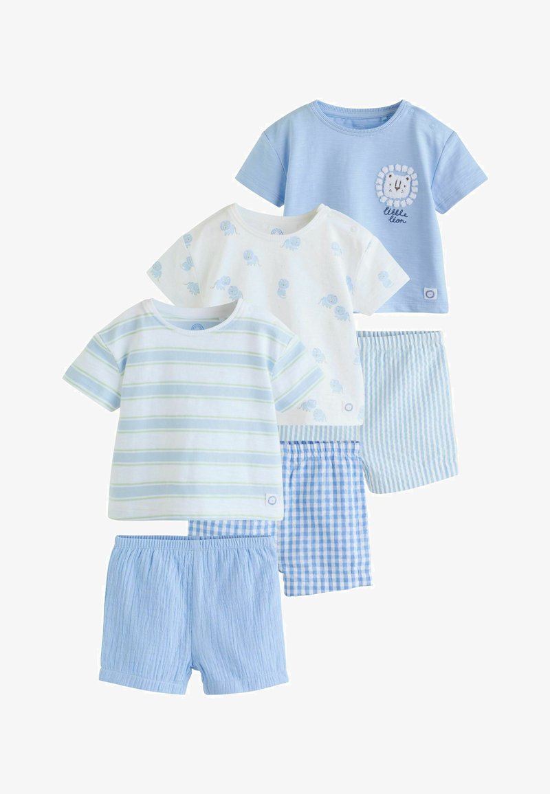 Trois ensembles de vêtements pour bébé composés de hauts à manches courtes et de shorts dans des tons bleus, avec des rayures, des lions et des motifs à carreaux.