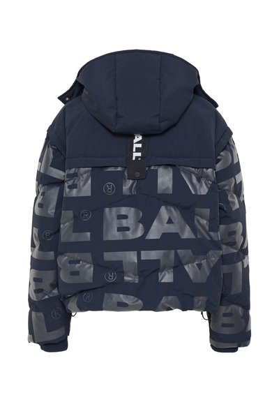 Námornícka modrá páperová bunda s kapucňou, so vzorom veľkých kovových sivých nápisov, elastickými manžetami a značkovou štítkom na zadnej strane.