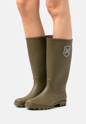 Botas de borracha verde-azeitona com uma textura suave, solas planas e um logótipo prateado de um lado. Altura até à metade da panturrilha com um bico arredondado.