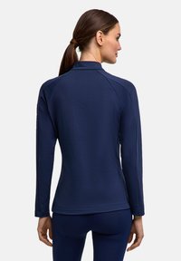 Marineblaue Langarm-Sportoberteil mit hohem Kragen und flachen Nähten. Glatte Textur, enganliegendes Design mit leichtem Stretch und Daumenlöchern an den Ärmeln.