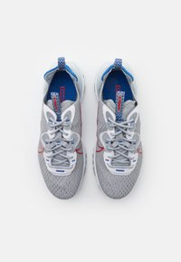 Nike Sportswear REACT VISION - Sapatilhas - light smoke grey/university red
