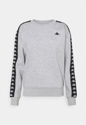 Lysegrå sweatshirt med sort bånd med gentaget hvidt logo langs ærmerne og lille sort logo på venstre bryst.