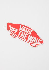 Rote und weiße Vans "Off The Wall" Skateboard-Logo-Aufkleber auf einem schlichten weißen Hintergrund.