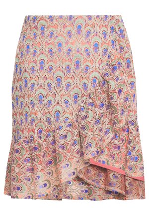 Korte rok met geplooide zoom, met een kleurrijk kantpatroon met pauwenveren in roze, blauw en groentinten.