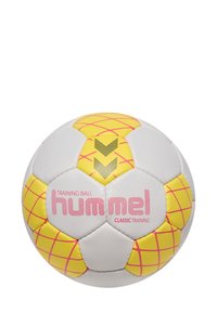 Träningsboll med vita, gula och rosa paneler. Den texturerade ytan har en rosa "hummel"-logotyp och ett gult diamantmönster.