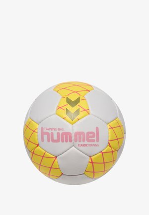 Träningsboll med vita, gula och rosa paneler. Den texturerade ytan har en rosa "hummel"-logotyp och ett gult diamantmönster.