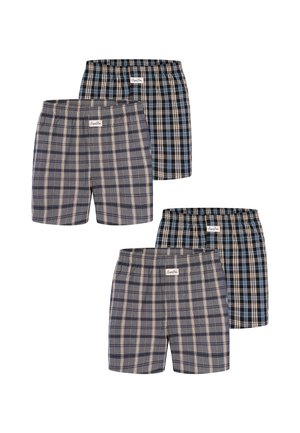 Quattro paia di boxer da uomo a quadri in tonalità di blu e beige con elastici in vita e targhette con logo al centro davanti.