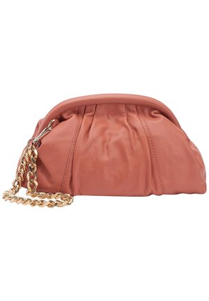 Pochette en cuir rose doux avec des détails froncés et une bandoulière chaîne dorée attachée d'un côté, reposant sur un fond blanc.