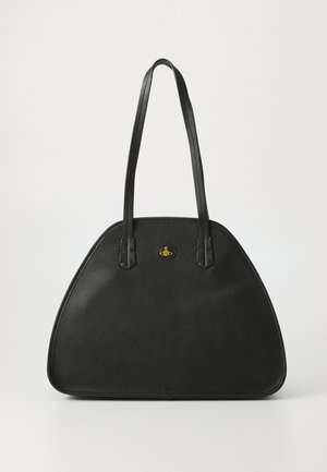 Borsa a mano in pelle nera con una forma triangolare distintiva, doppi manici e un dettaglio emblematico dorato sul davanti.