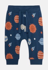 Marinblå byxor för småbarn med dragsko, med leende planeter, solar, månar, stjärnor och raketer i orange, grått och vitt.