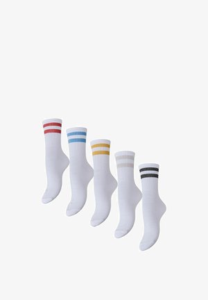 Vijf paren witte sokken met contrasterende gekleurde strepen: rood, blauw, geel, grijs en zwart aan de bovenkant. Zacht, rekbaar materiaal.