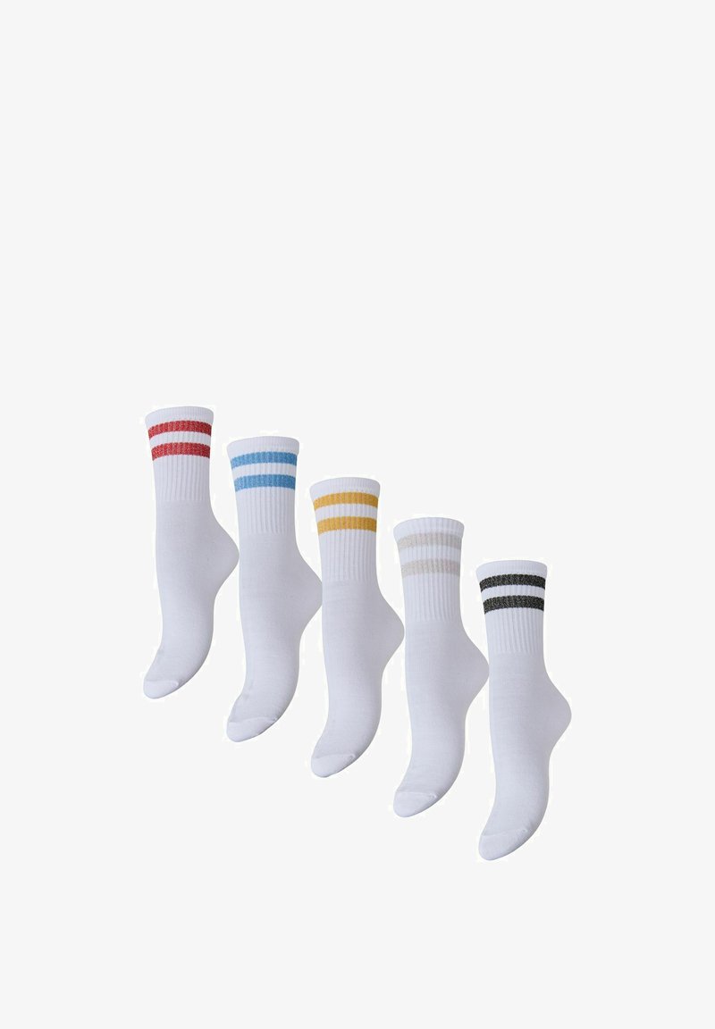 Cinco pares de calcetines blancos con rayas de colores contrastantes: rojo, azul, amarillo, gris y negro en la parte superior. Tejido suave y elástico.
