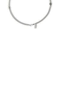 Silverfärgad kedjehalsband med en liten rektangulär tagg graverad med "COACH", utrustad med ett säkert lås.