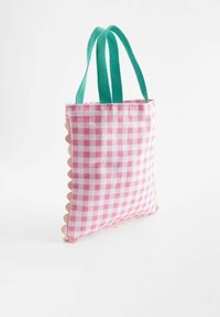 Sac en tissu à carreaux rose et blanc avec des poignées tissées vertes et un bord beige festonné le long du bas.