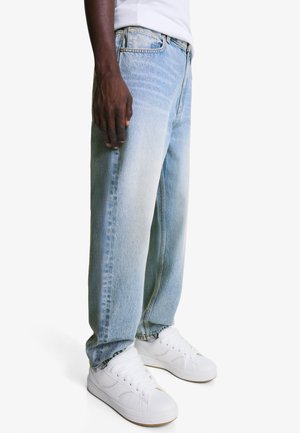 Bershka Laza szabású farmerek - light blue denim