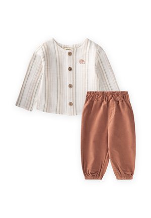 Chemise crème à manches longues avec rayures verticales beiges et boutons en bois, assortie à un pantalon à taille élastique couleur rouille pour tout-petits.