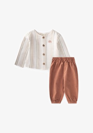 Langærmet cremefarvet skjorte med lodrette beige striber og træknapper, kombineret med rustfarvede bukser med elastik i taljen til småbørn.