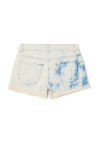 Pantalones cortos de mezclilla en un lavado claro con patrón de teñido anudado azul, con dobladillo deshilachado, dos bolsillos traseros y pasadores para cinturón. Vista trasera mostrada.