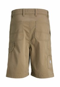 Shorts cargo beige en tissu coton, avec deux poches arrière, une poche latérale et des coutures visibles le long des coutures.