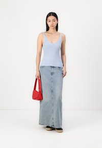 Svetlo modra rebrovana majica na naramnice, dolga svetlo denim krila, rdeča angularna torbica, črne čevlje z bež podplati. Preprost in sproščen outfit.