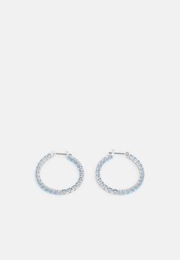 Orecchini a cerchio d'argento decorati con gemme azzurro chiaro, caratterizzati da un design circolare e una texture liscia, con chiusura a perno.