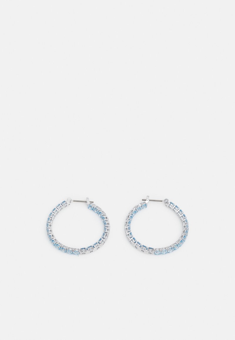 Orecchini a cerchio d'argento decorati con gemme azzurro chiaro, caratterizzati da un design circolare e una texture liscia, con chiusura a perno.