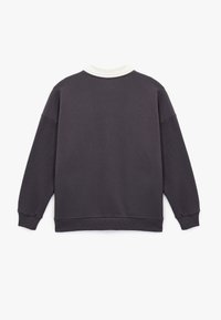 Donkergrijze sweatshirt met een witte kraag en manchetten, met een relaxte pasvorm, lange mouwen en een gladde textuur zonder patronen.