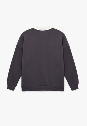 Ciemnoszara bluza z białym kołnierzykiem i mankietami, o luźnym kroju, długich rękawach i gładkiej teksturze bez wzorów.