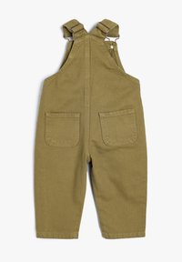 Pantalones de peto verde oliva hechos de un tejido de algodón duradero, con tirantes ajustables, dos bolsillos frontales y un diseño de pierna recta.