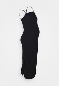 Vestido de malha canelada preto com alças finas ajustáveis, silhueta ajustada e fenda lateral. Textura suave e design de comprimento médio.