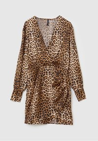 Šaty s leopardím vzorem, dlouhými rukávy, hlubokým výstřihem do V, vypasovaným pasem a měkkou tkaninou. Obsahují kombinaci hnědých, písečných a černých vzorů.
