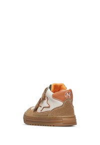 Braune Wildleder-Ankle-Sneaker mit weißen Lederakzenten, orangefarbener Innenausstattung, einem Sternmuster an der Seite und einer Gummisohle.