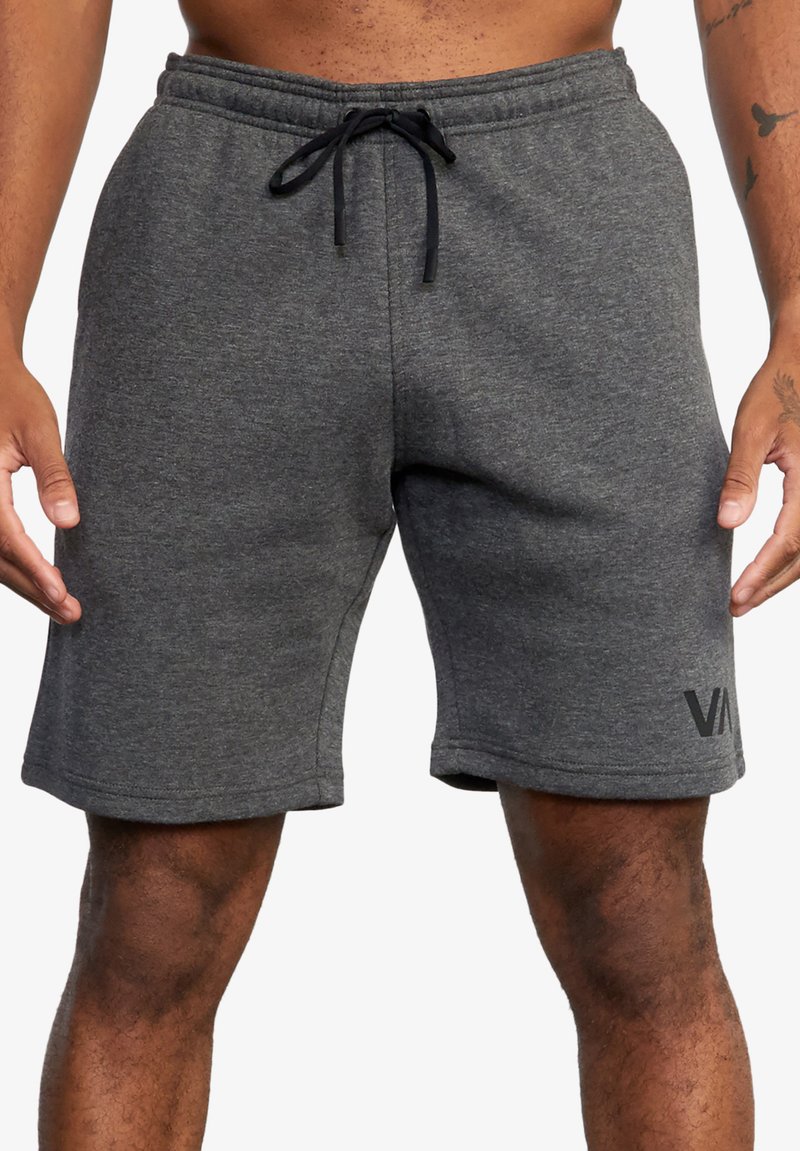 Šedé bavlněné šortky s elastickým pasem, šňůrkou a bočními kapsami. Na dolní levé noze se nachází černé logo.