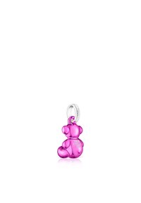 Charm en forma de oso de peluche rosa, hecho de un material brillante, con formas redondeadas, un lazo plateado y detalles grabados en la parte posterior.
