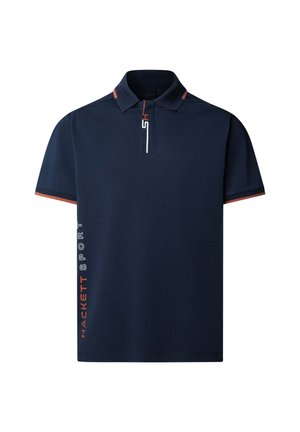 Mornarska polo majica kratkih rukava, s ovratnikom na zatvarač, i kontrastnim narančastim detaljima. Sadrži natpis "HACKETT SPORT" vertikalno duž strane.