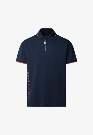 Granatowa koszulka polo z krótkim rękawem, z zamkiem błyskawicznym przy kołnierzyku oraz kontrastującymi pomarańczowymi akcentami. Zawiera napis "HACKETT SPORT" drukowany pionowo wzdłuż boku.