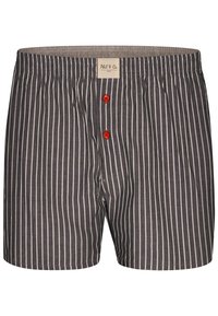 Boxers pour hommes rayés en gris foncé avec des lignes verticales blanches. Dotés de boutons rouges et d'une ceinture élastique. Tissu en coton doux.