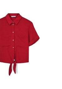 Camicia rossa a maniche corte con bottone frontale, due tasche sul petto e orlo annodato. Presenta un tessuto testurizzato e un colletto classico.