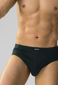Ciemnozielone slipki wykonane z oddychającego materiału, z teksturowanym wzorem i elastycznym pasem w czarnym kolorze z logo "ATLANTIC".