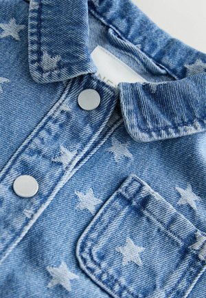 Lichtblauw denimshirt met zilveren drukknoopjes, sterpatroon, kraag en borstzak met levendige stikdetails.