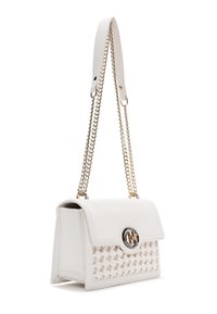 Borsa a mano in pelle bianca con dettaglio frontale intrecciato, hardware argento e doppia tracolla a catena. Design strutturato con chiusura a pattina e accento con logo.