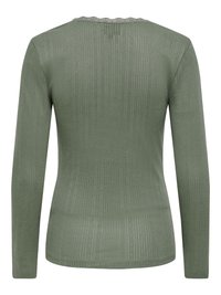 Langærmet, ribstrikket top i olivengrøn med et tekstureret mønster og en bølget blonderkant ved halsudskæringen. Blødt stof med en tætsiddende silhuet.