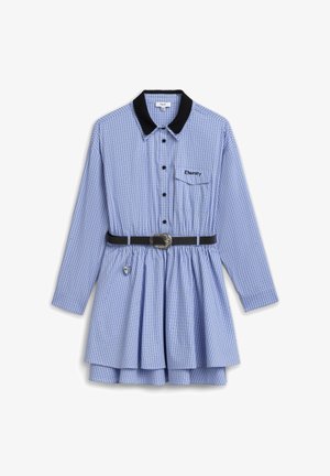 Blau-weiß kariertes, langärmliges Kleid mit schwarzem Kragen, schwarzen Knöpfen, einer vorderen Tasche mit dem Schriftzug "Eternity" und einem schwarzen Gürtel mit silberner Schnalle.