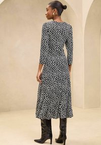 Lipsy V-NECK TWIST UNDERBUST MIDI - Trikoomekko - black white spot