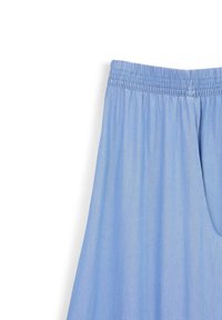 Helle blaue, leichte Stoff mit einem elastischen Bund und einer weichen, glatten Textur. Verfügt über eine Seitentasche für zusätzlichen Komfort.