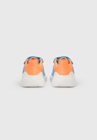 Chaussures de sport bleu et orange avec une tige en mesh, un col rembourré et une semelle en caoutchouc blanche, présentant un dos texturé et un design minimaliste.