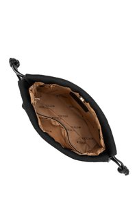 Borsa in tessuto nera con manici intrecciati, dotata di un interno beige foderato con stampa ripetuta del logo e una tasca con zip.