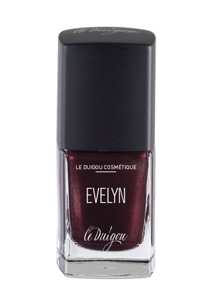Vernis à ongles bordeaux dans un flacon en verre rectangulaire avec un capuchon noir. L'étiquette présente un texte blanc avec "Evelyn" affiché en évidence.
